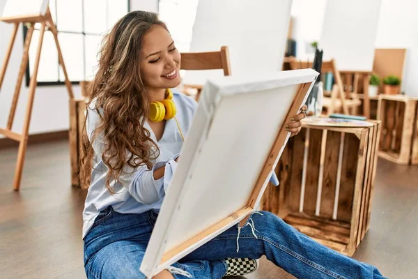 Joven Mujer Hispana Hermosa Artista Sonriendo Dibujo Seguro Estudio Arte — Foto de Stock