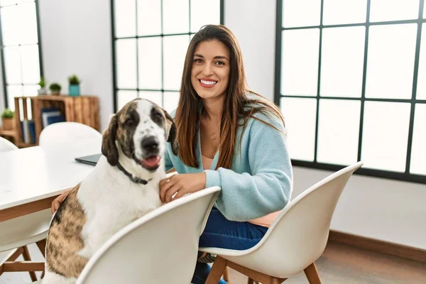 Jonge Vrouw Glimlachend Zelfverzekerd Zittend Tafel Met Hond Thuis — Stockfoto