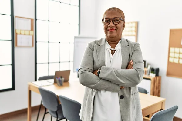 Sênior Africano Americano Mulher Empresária Com Braços Cruzados Gesto Escritório — Fotografia de Stock