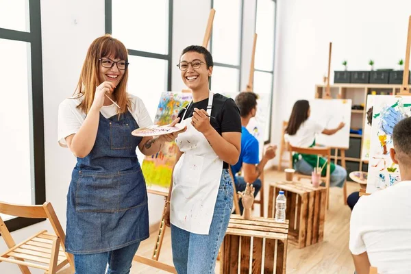 Dos Mujeres Sonriendo Feliz Dibujo Con Grupo Personas Estudio Arte —  Fotos de Stock