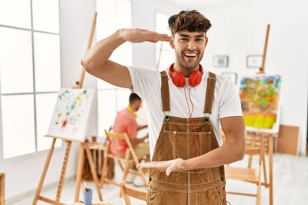 Joven Hombre Hispano Estudio Arte Haciendo Gestos Con Las Manos — Foto de Stock