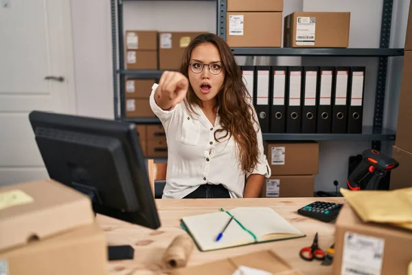 Mujer Hispana Joven Que Trabaja Comercio Electrónico Pequeñas Empresas Señalando — Foto de Stock