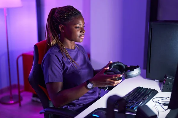 Femme Afro Américaine Streamer Tenant Des Écouteurs Salle Jeux — Photo