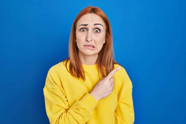 Giovane Donna Piedi Sfondo Blu Che Indica Parte Preoccupato Nervoso — Foto Stock