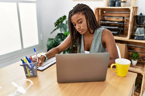 Junge Afrikanisch Amerikanische Unternehmerin Arbeitet Büro — Stockfoto