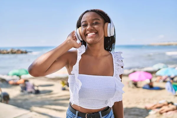 Молодая Африканская Американка Улыбается Счастливой Слушая Музыку Пляже — стоковое фото