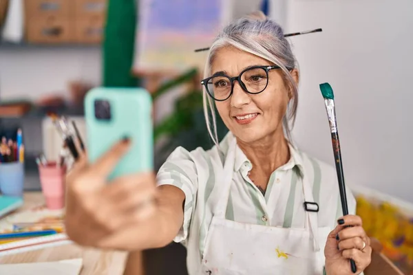 Orta Yaşlı Gri Saçlı Gülümseyen Kadın Sanatçı Sanat Stüdyosundaki Akıllı — Stok fotoğraf