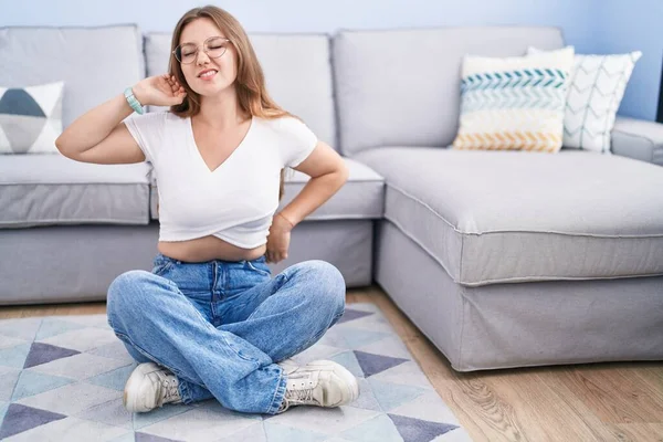 Mujer Caucásica Joven Sentada Suelo Sala Estar Estirándose Hacia Atrás —  Fotos de Stock