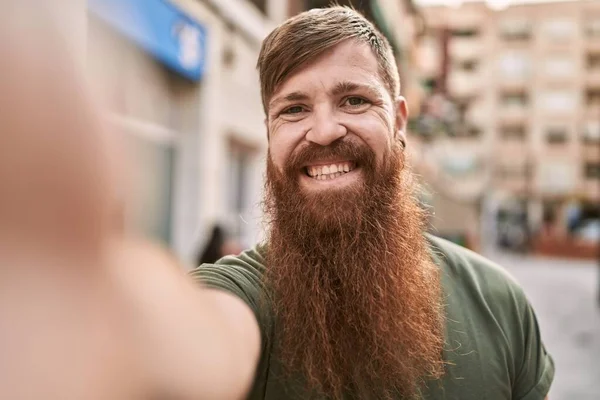 Jovem Ruiva Homem Sorrindo Confiante Fazer Selfie Pela Câmera Rua — Fotografia de Stock