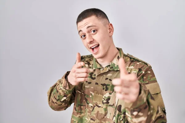 Ung Man Kamouflage Arméuniform Pekar Finger Mot Kamera Med Glada — Stockfoto