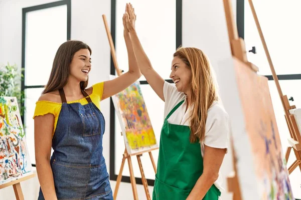 Madre Hija Sonriendo Confiadas Cinco Levantaron Las Manos Estudio Arte — Foto de Stock