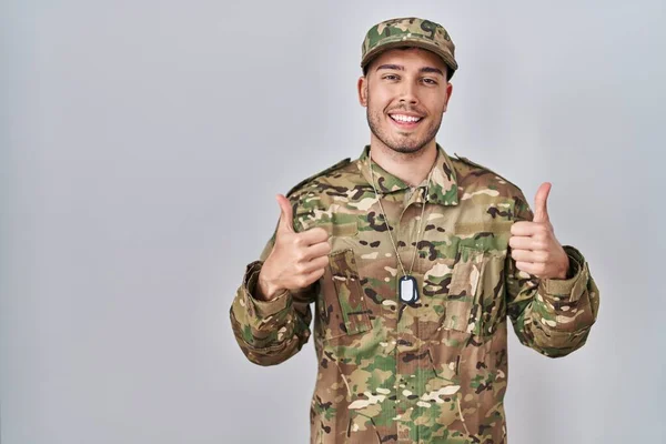 Jeune Homme Hispanique Portant Uniforme Camouflage Signe Réussite Armée Faire — Photo