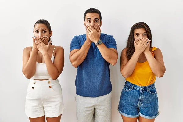 Grupp Unga Latinamerikaner Som Stod Över Isolerad Bakgrund Chockade Att — Stockfoto