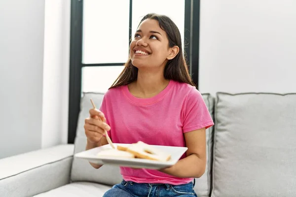 Mujer Latina Joven Almorzando Sentada Sofá Casa —  Fotos de Stock