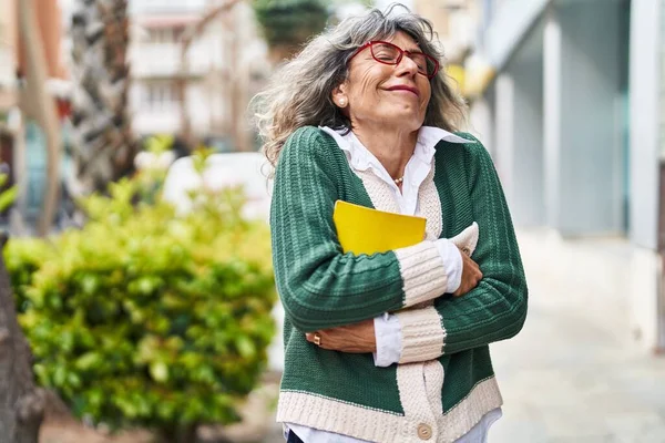 Middle Age Woman Smiling Confident Hugging Book Street — ストック写真