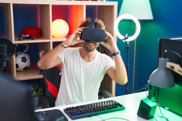 Junger Hispanischer Männerstreamer Spielt Videospiel Mit Virtual Reality Brille Musikstudio — Stockfoto