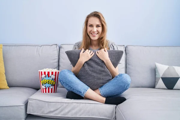 Hermosa Mujer Rubia Viendo Televisión Sentada Sofá Sonriendo Con Una — Foto de Stock