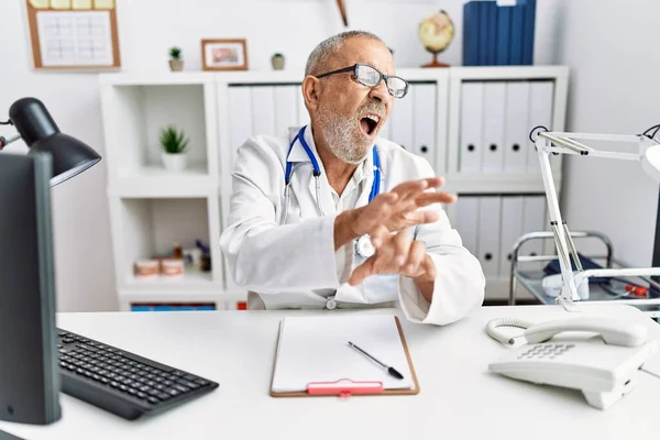 Medico Maturo Alla Clinica Espressione Disgustata Dispiaciuto Timoroso Facendo Faccia — Foto Stock