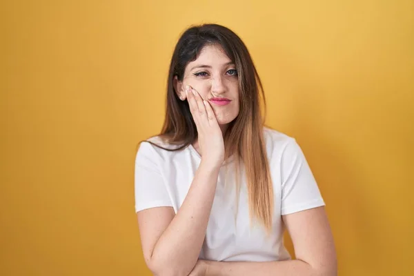 Junge Brünette Frau Die Vor Gelbem Hintergrund Steht Und Müde — Stockfoto