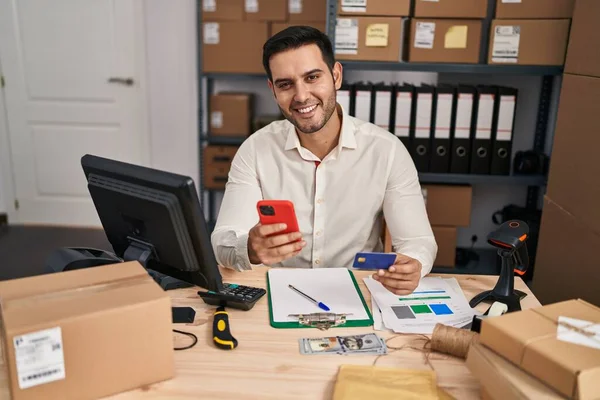 Jovem Hispânico Homem Commerce Empresário Usando Smartphone Cartão Crédito Escritório — Fotografia de Stock
