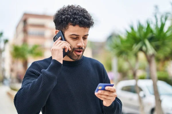 Jovem Árabe Homem Usando Smartphone Cartão Crédito Rua — Fotografia de Stock