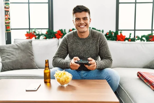 Mladý Hispánec Hraje Videohru Vánoce Vypadá Pozitivně Šťastně Stojící Usmívá — Stock fotografie