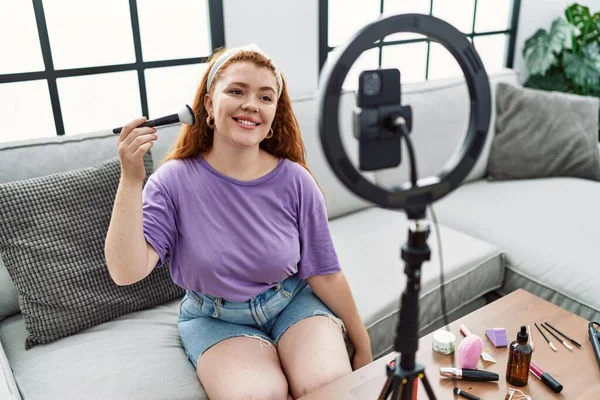 Genç Kızıl Saçlı Kadın Akıllı Telefonuyla Makyaj Yapıyor Olumlu Mutlu — Stok fotoğraf