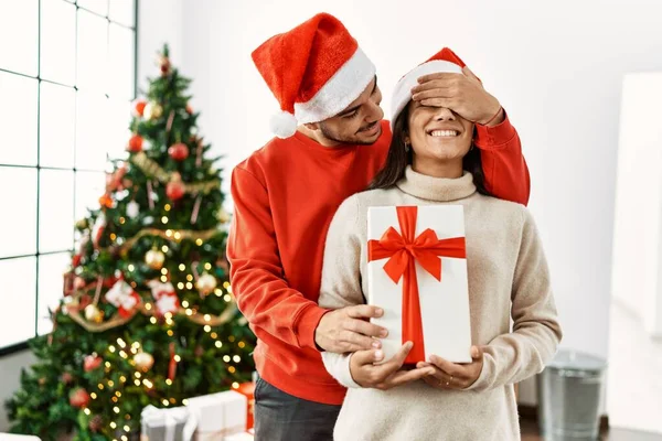 Fiatal Spanyol Férfi Meglepi Barátnőjét Karácsonyi Ajándékkal Otthon — Stock Fotó