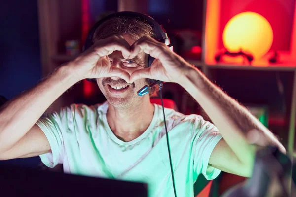 Young Blond Man Streamer Smiling Confident Doing Heart Symbol Hands — Stock Photo, Image