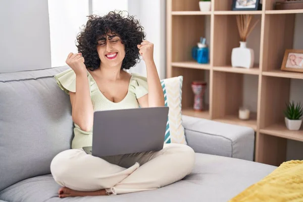 Jovem Morena Com Cabelo Encaracolado Usando Laptop Sentado Sofá Casa — Fotografia de Stock