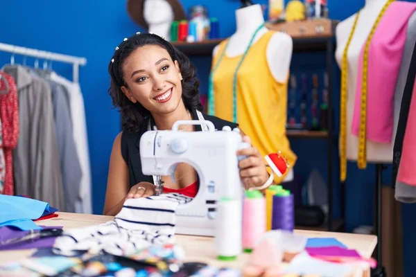 Young Beautiful Hispanic Woman Tailor Smiling Confident Using Sewing Machine — Stock Photo, Image