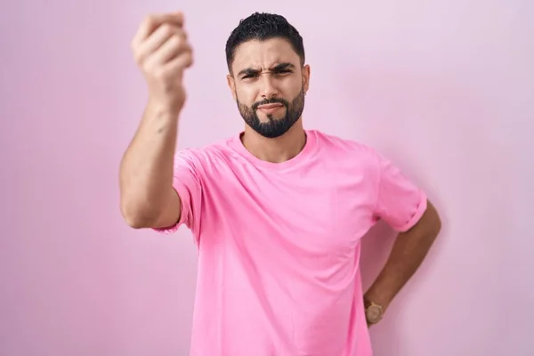 Spanischer Junger Mann Steht Über Rosa Hintergrund Und Macht Italienische — Stockfoto