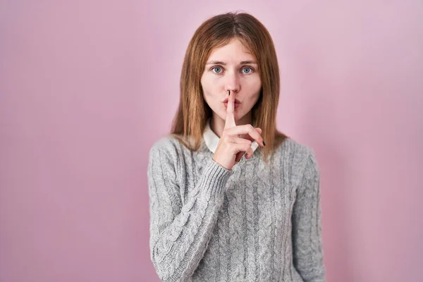 Hermosa Mujer Pie Sobre Fondo Rosa Pidiendo Estar Tranquilo Con — Foto de Stock