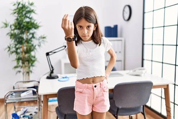 Mladá Hispánská Dívka Stojící Pediatrické Klinice Dělá Italská Gesta Rukou — Stock fotografie