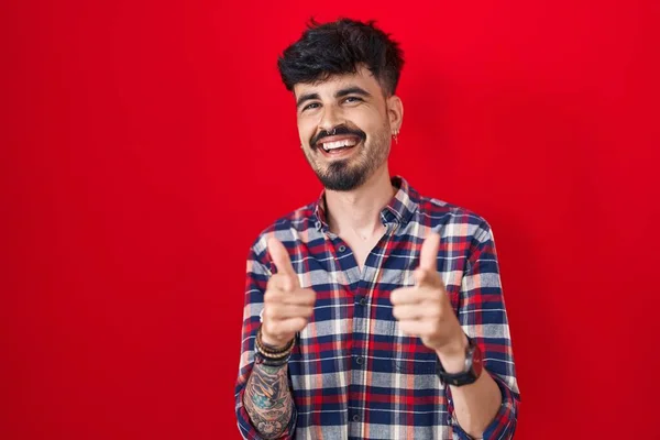 Homem Hispânico Jovem Com Barba Sobre Fundo Vermelho Apontando Dedos — Fotografia de Stock