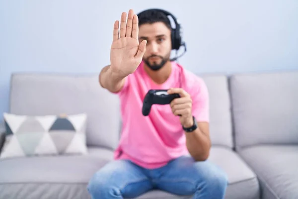 Joven Hispano Jugando Videojuego Sosteniendo Controlador Sentado Sofá Haciendo Dejar —  Fotos de Stock