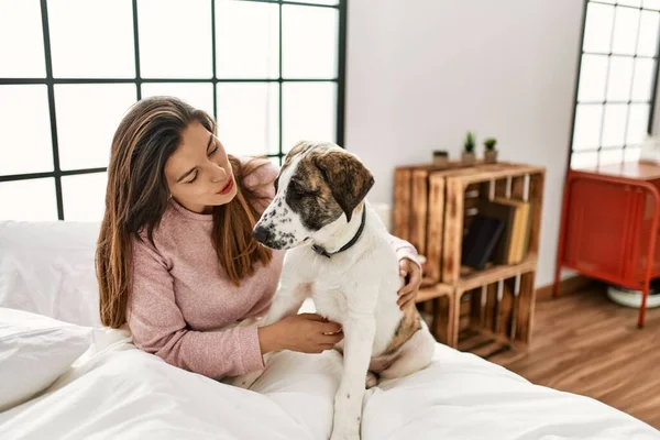 Jonge Vrouw Glimlachen Zelfverzekerde Knuffelen Hond Zitten Bed Slaapkamer — Stockfoto