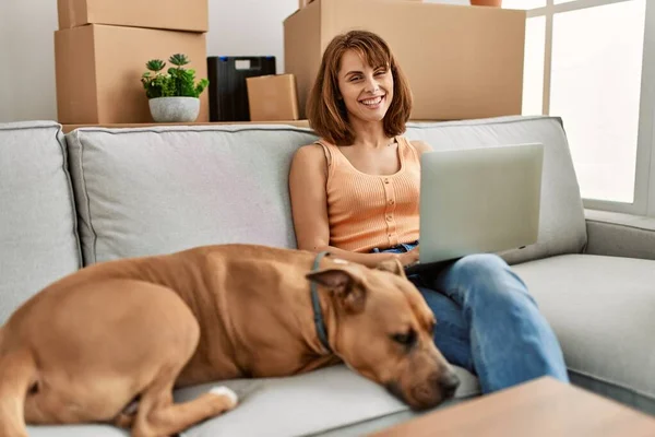 Joven Mujer Caucásica Usando Portátil Sentado Sofá Con Perro Casa — Foto de Stock