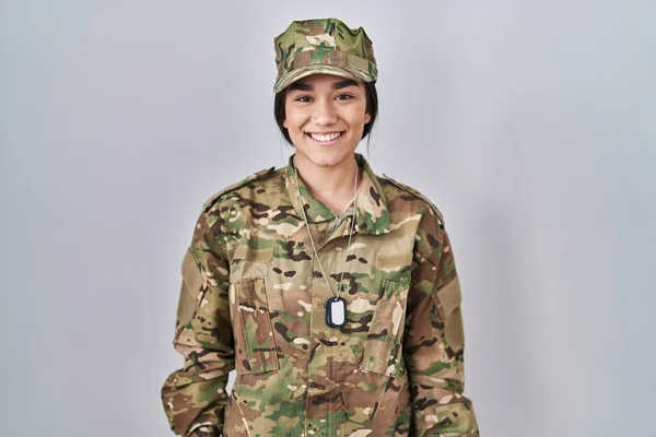 Młoda Azjatka Mundurze Wojskowym Uśmiechem Twarzy Szczęśliwy Człowiek — Zdjęcie stockowe