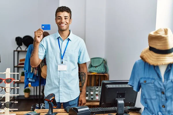 Young Hispanic Man Working Shop Assistant Holding Creditcard Retail Shop — Fotografia de Stock