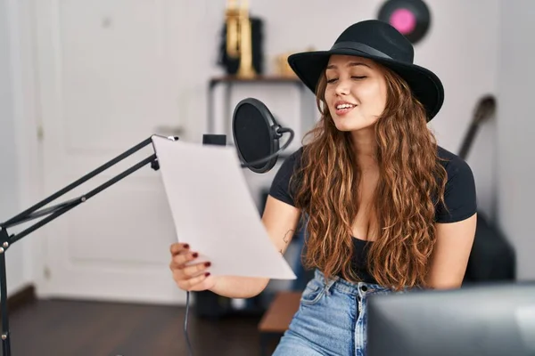 Joven Hermosa Mujer Hispana Músico Cantando Canción Estudio Música —  Fotos de Stock