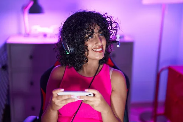 Mladý Středovýchodní Žena Streamer Hrát Videohry Pomocí Smartphone Herně — Stock fotografie