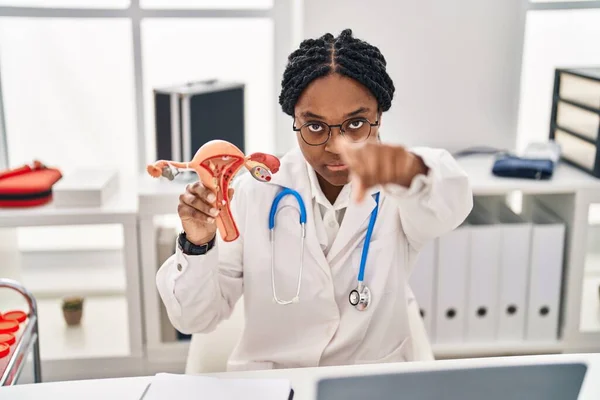 Medico Afroamericano Donna Possesso Modello Anatomico Organo Genitale Femminile Che — Foto Stock