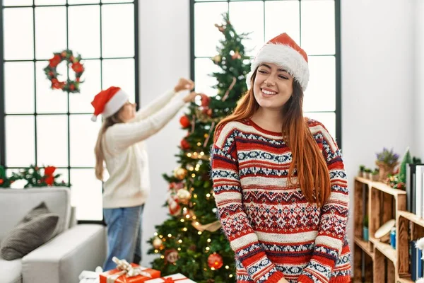 Krásný Pár Doma Stojí Vánočního Stromku Dívá Stranou Úsměvem Tváři — Stock fotografie