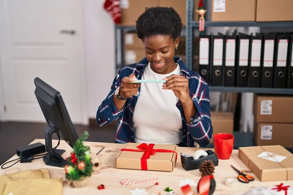 Afroamerikanerin Commerce Kauffrau Macht Foto Mit Dem Smartphone Zum Paketversand — Stockfoto