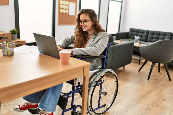 Młoda Piękna Latynoska Kobieta Biznes Pracownik Pomocą Laptopa Siedzi Wózku — Zdjęcie stockowe