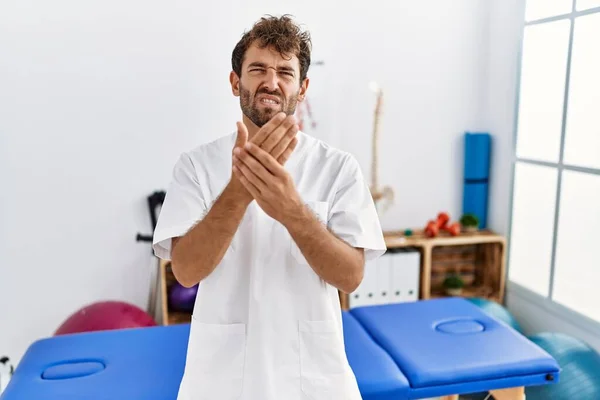 Junge Gut Aussehende Physiotherapeut Mann Arbeitet Schmerztherapie Klinik Leiden Schmerzen — Stockfoto