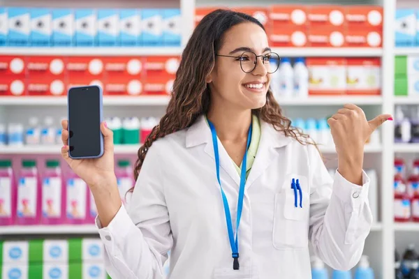 Giovane Donna Ispanica Che Lavora Farmacia Farmacia Mostrando Schermo Dello — Foto Stock