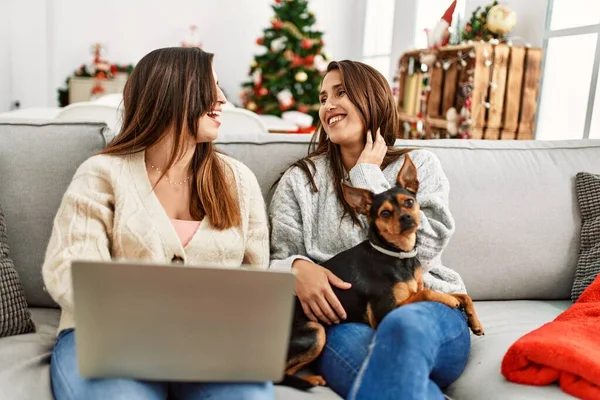 Zwei Frauen Mit Laptop Sitzen Hause Mit Hund Weihnachtsbaum — Stockfoto