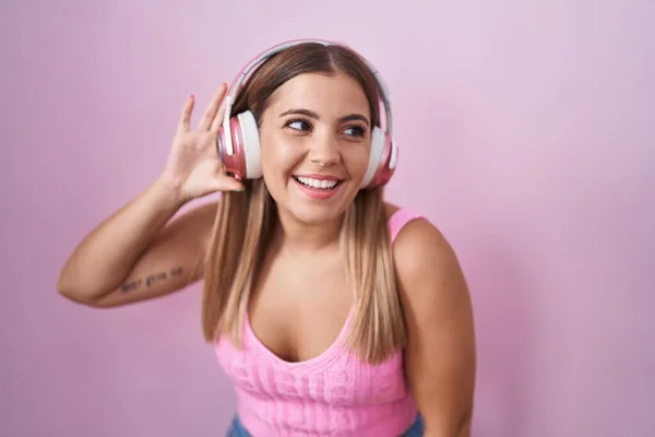 Young Blonde Woman Listening Music Using Headphones Smiling Hand Ear — Foto de Stock